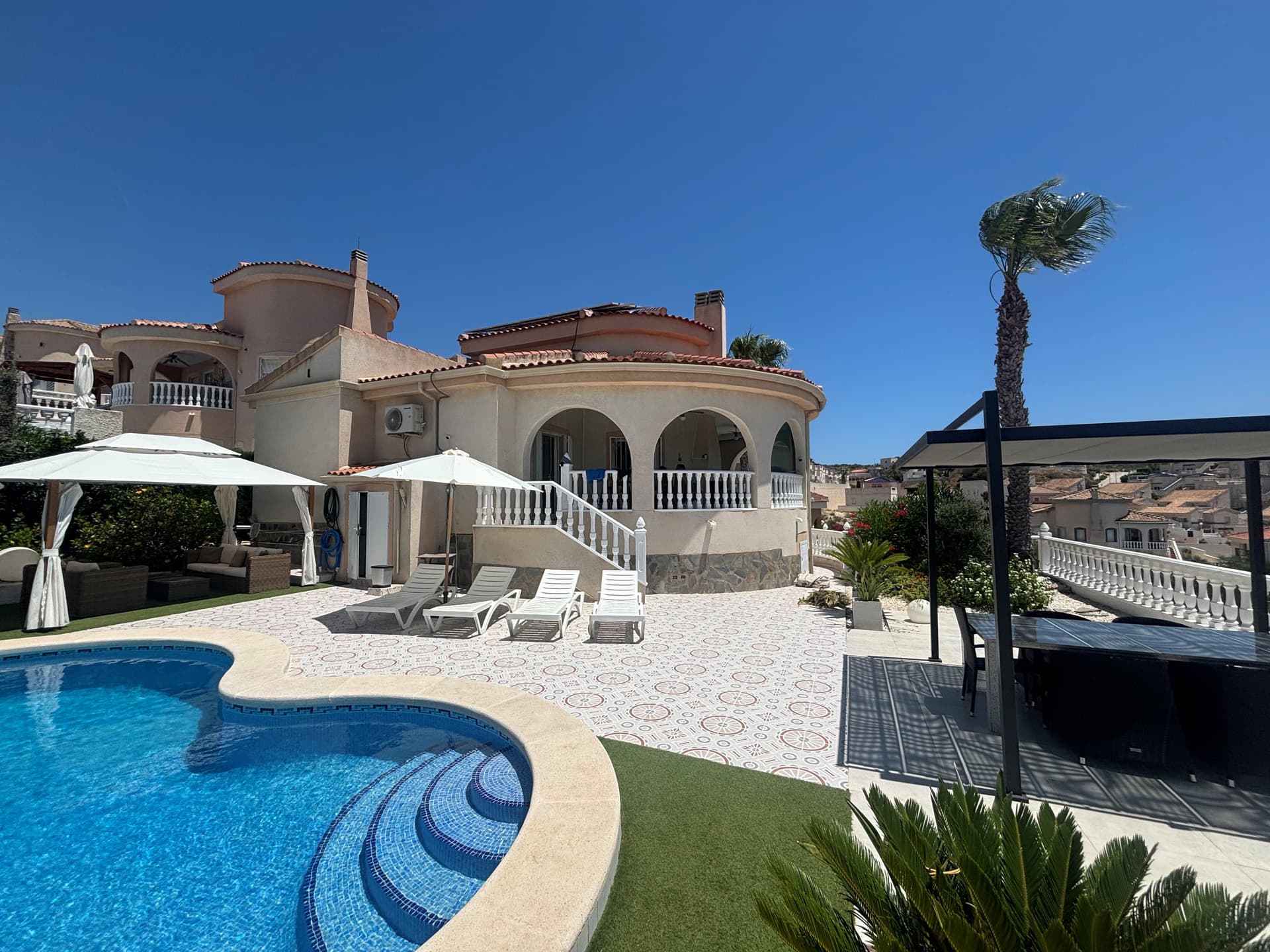 Villa med privat pool og udsigt