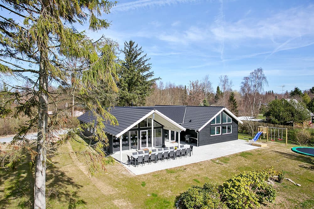 Poolhus til 20 personer kun 500 meter fra dejlig badestrand og 300 meter fra stort fredet naturområde ved smukke Udsholt strand. - billede 1