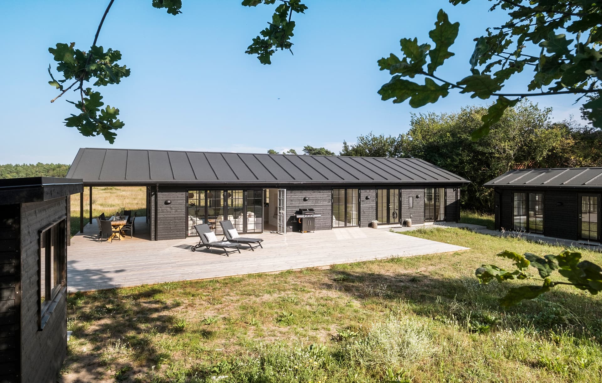 Moderne og lyst sommerhus med udespa og flot udsigt til natur i Liseleje - billede 1