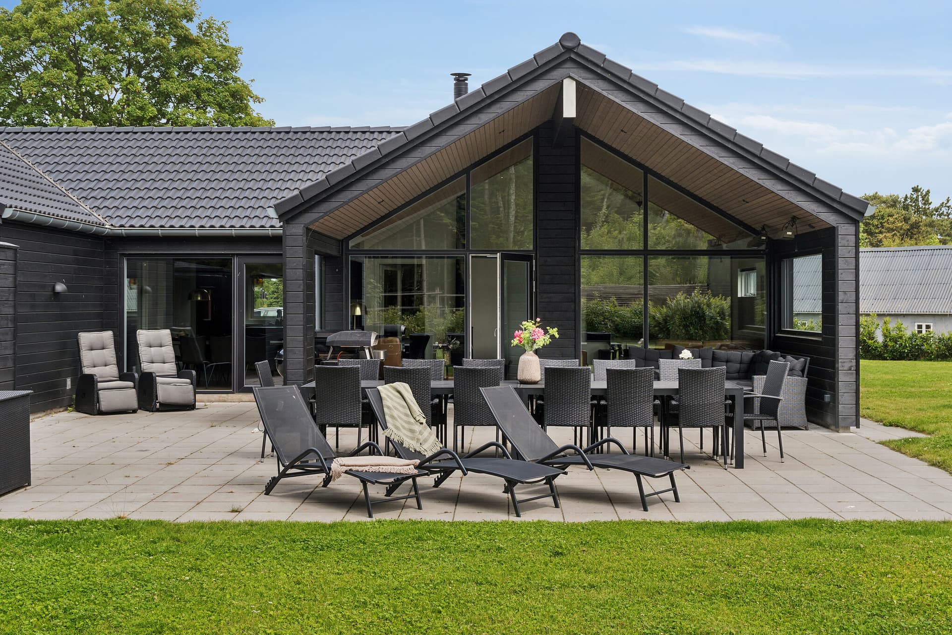 Luksuriøst poolsommerhus, med både inden- og udendørs spabad, og udendørs sauna. - billede 1