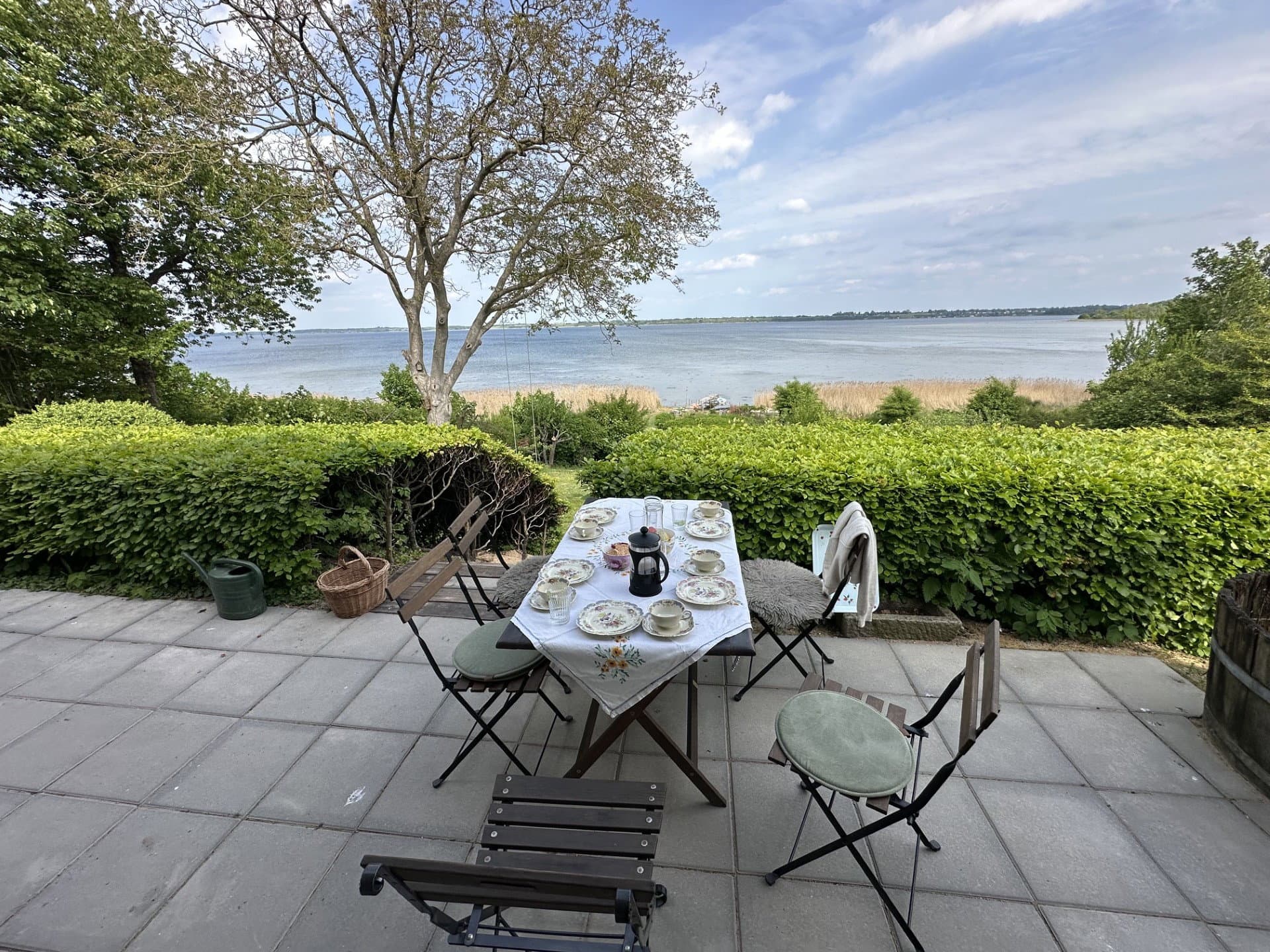 Stort sommerhus direkte til Isefjorden med strand