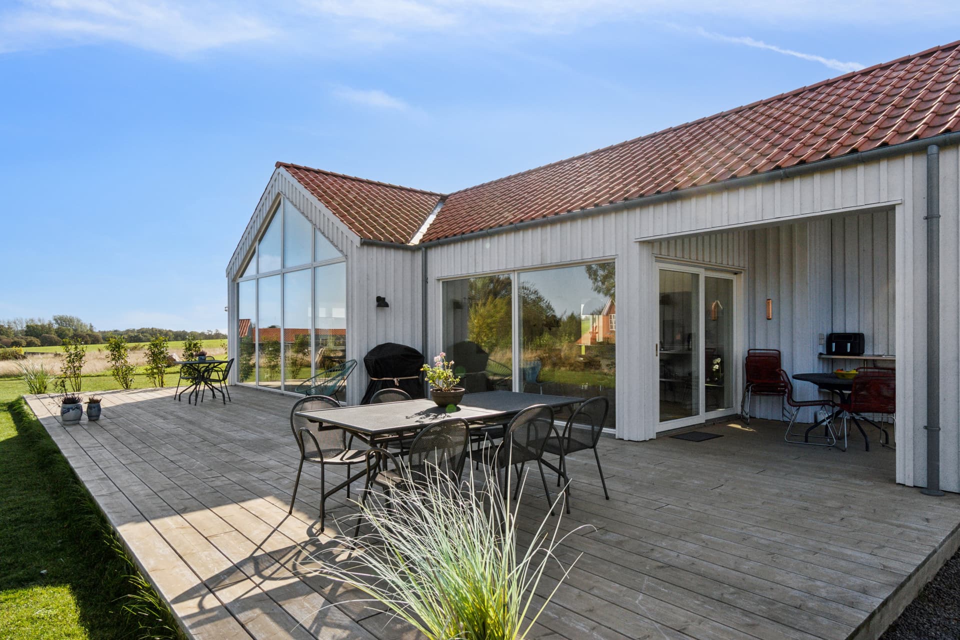 Moderne sommerhus med havudsigt og plads til 8