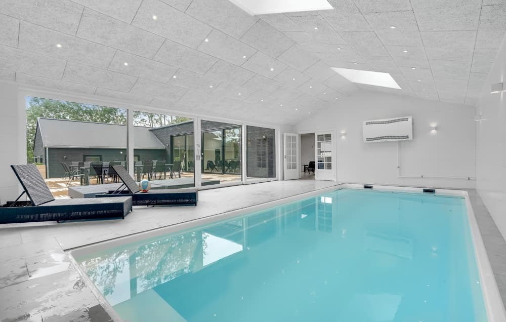 Stor, moderne ferieperle i naturskønne Veddinge Bakker til 26 personer – med pool, udesauna og vildmarksbad - billede 1