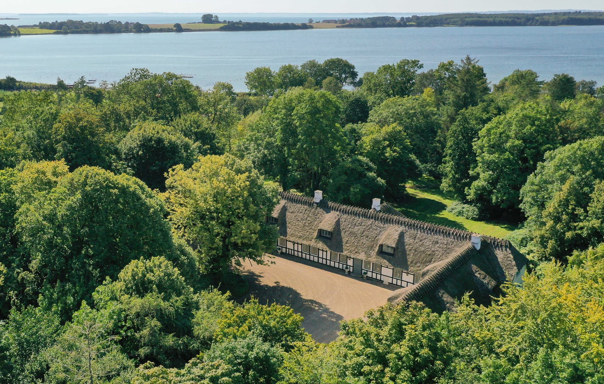 Herregårdsstemning og privat strand ved Føns Vig – med pool og stor naturgrund - image 1