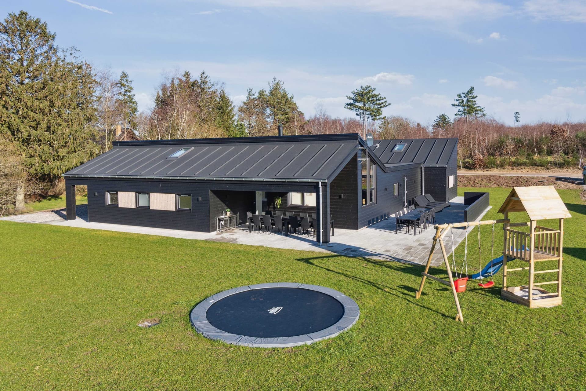 Stort poolsommerhus ved Bønnerup Strand med plads til 22 og aktiviteter - billede 1