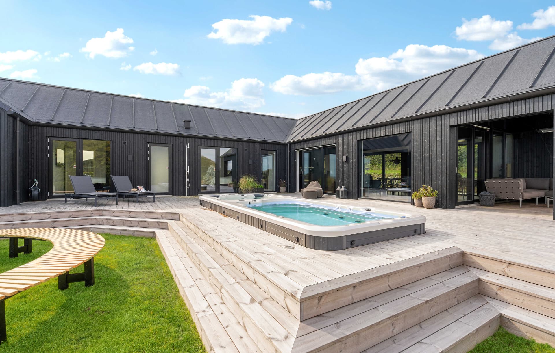 Eksklusivt sommerhus i Hejlsminde med vandudsigt, pool, udespa og store terrasser - billede 1
