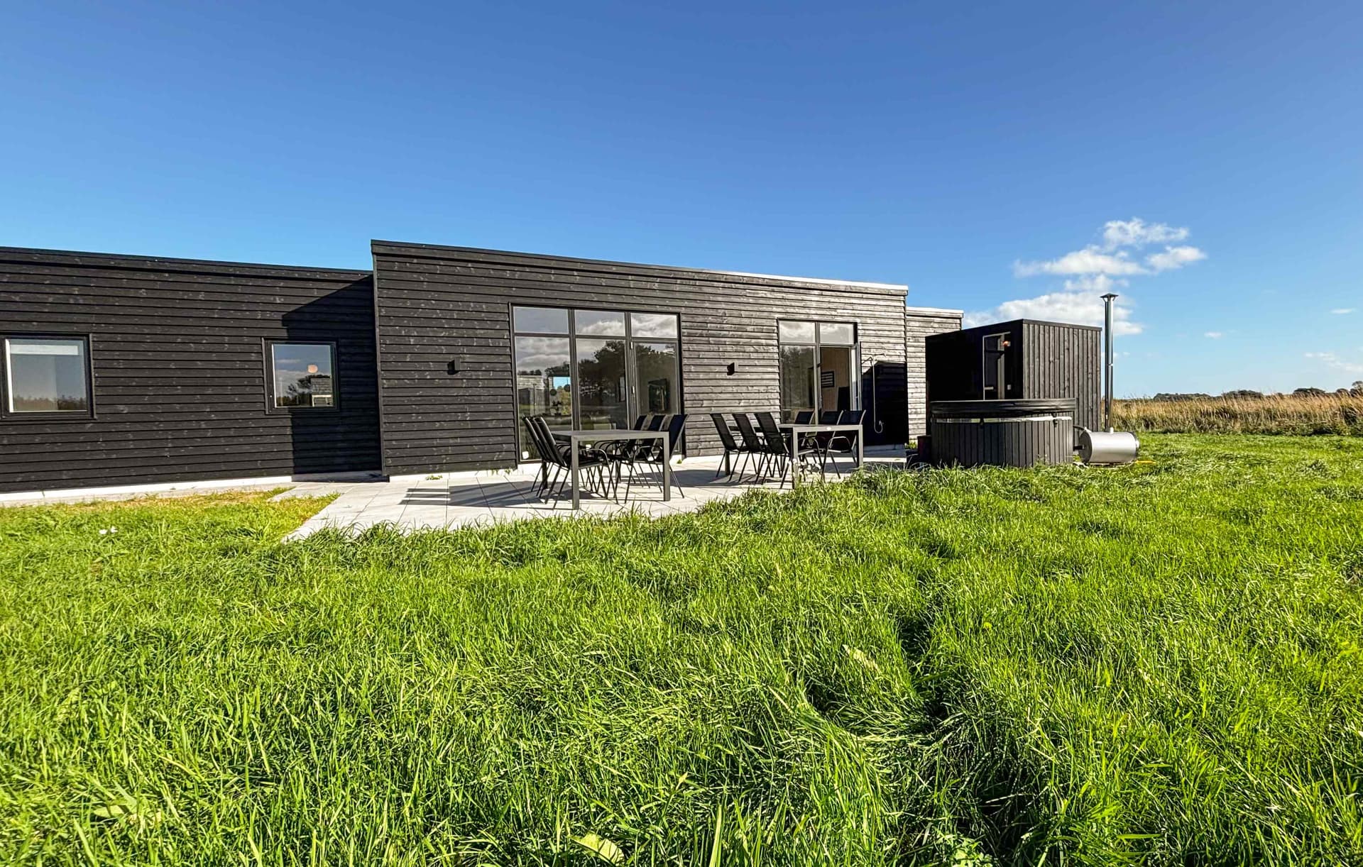 Stort sommerhus i Gjerrild med vildmarksbad, sauna, aktiviteter og strand - image 1